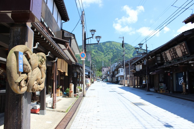 石畳の風情ある井波の街並み